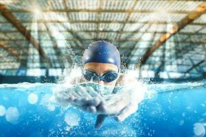 sportig kvinna idrottare simmar med energi under en konkurrens i de slå samman foto