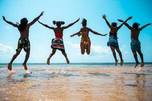 kenyan människor hoppa på de strand med typisk lokal- kläder foto