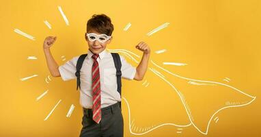 ung pojke studerande handlingar tycka om en super hjälte. gul bakgrund foto