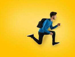 ung studerande snabb springa på gul bakgrund foto