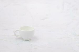 vit kopp av kaffe på de vit grov bakgrund foto