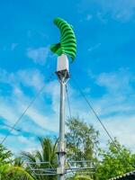 grön vertikal typ vind turbin. alternativ energi begrepp. rena energi. foto