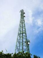 telekommunikation torn med antenner. antenn på en himmel. torn med antenner. telefon antenn. foto
