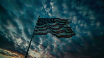 USA oberoende dag juli 4:a, nationell flagga, baner vinka, molnig himmel bakgrund. ai genererad. foto