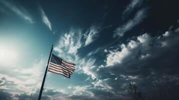 USA oberoende dag juli 4:a, nationell flagga, baner vinka, molnig himmel bakgrund. ai genererad. foto