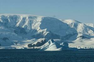 hav och bergen landskap i antarctica foto