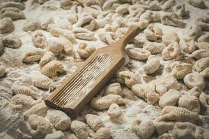 hemlagad Gnocchi, beredd på de tabell med Ingredienser. foto