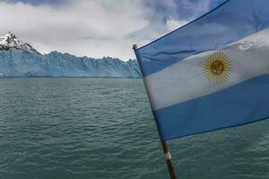 argentine flagga i perito moreno glaciär, los glaciärer nationell parkera, santa cruz provins, patagonien argentina. foto