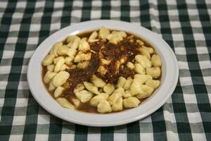 tallrik av hemlagad Gnocchi med tomat sås foto