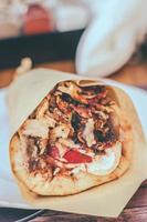 grekisk gyros pita med hackat kött, lök och tzatziki sås foto