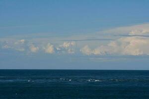 marin landskap med moln, patagonien, argentina. foto