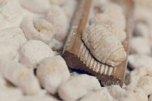 laga mat hemlagad Gnocchi på de tabell, italiensk tradition foto