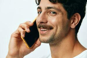 uppkopplad man telefon vit hipster meddelande Lycklig t-shirt porträtt teknologi livsstil foto