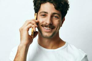 man telefon hipster meddelande vit teknologi t-shirt uppkopplad foto