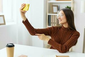 flicka telefon ung bloggare utbildning bärbar dator selfie inlärning studerande leende foto