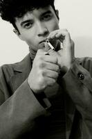 man studerande mode företag cigarett hipster porträtt Sammanträde vit omtänksam rökning leende och svart foto