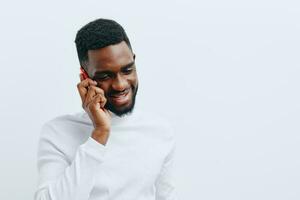afrikansk man färgrik Lycklig ung mobil svart leende affärsman telefon teknologi foto