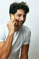 man livsstil telefon vit meddelande porträtt selfie uppkopplad teknologi t-shirt hipster foto