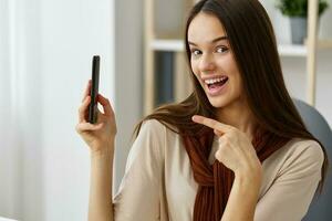 inlärning studerande selfie bloggare ung flicka telefon leende utbildning bärbar dator foto