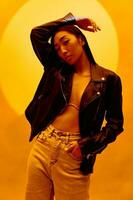 färgrik kvinna hipster ljus gul svart modell sommar ljus asiatisk trendig person mode skönhet foto