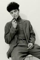 och man mode studerande svart hipster cigarett caucasian Sammanträde porträtt vit rökning omtänksam foto