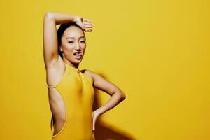 gul kvinna mode sommar skönhet porträtt leende brunett baddräkt chockade överraskad trendig foto