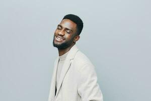 svart man amerikan jacka leende självsäker porträtt Lycklig ung leende afrikansk känsla foto