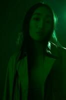 begrepp kvinna rök konst ljus kvinna neon färgrik porträtt grön trendig foto