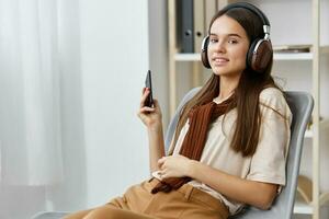 telefon stol Lycklig livsstil Tonårs leende musik meditation hörlurar flicka foto
