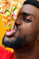uppkopplad man snabb pizza njut av mat Lycklig bakgrund leende svart kille leverans mat foto