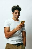 hipster man t-shirt vit meddelande porträtt telefon uppkopplad teknologi livsstil skägg foto