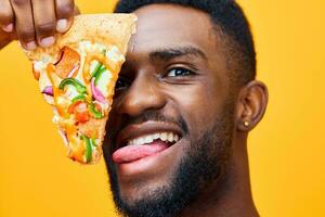 man svart snabb mat Lycklig bakgrund kille italiensk begrepp leende leverans pizza mat foto