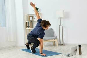 man sport stretching inomhus- Hem aktivitet hus friska hälsa livsstil Träning foto