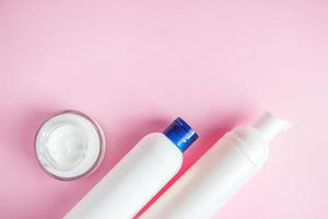uppsättning kosmetika för hudvård och rengöring på rosa bakgrund. begreppet renhet och kroppshälsa. plats för text. foto