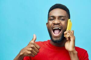 teknologi man telefon annons svart mobil afrikansk ung bakgrund Lycklig leende tom foto