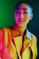 kvinna kropp trendig disko neon färgrik mode ljus gul skönhet grön foto