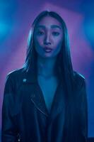 kvinna trendig neon porträtt ljus blå begrepp färgrik kropp konst caucasian lila foto