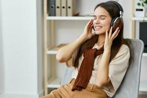 leende flicka Lycklig livsstil stol hörlurar musik meditation Tonårs telefon foto