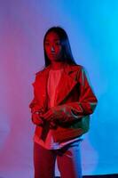 färgrik kvinna begrepp lila ljus porträtt neon konst röd ljus rök trendig foto