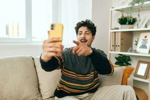 man Hem livsstil selfie telefon meddelande foto