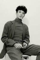 vit man omtänksam cigarett Sammanträde rökning och allvarlig studerande manlig hipster mode svart porträtt stil förtroende foto
