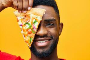 man leende pizza kille bakgrund snabb svart leverans mat afro mat Lycklig rolig foto