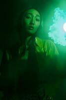 konst kvinna färgrik blå trendig begrepp rök porträtt grön ljus neon foto