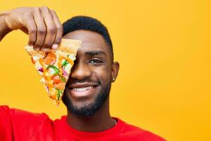 man Lycklig svart mat leende leverans bakgrund mat bantning pizza snabb diet kille foto