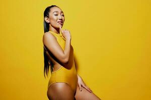 kvinna sommar mode trendig baddräkt överraskad porträtt Söt skönhet gul leende foto