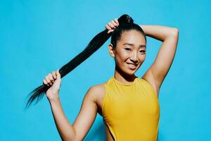 kvinna skönhet porträtt asiatisk överraskad livsstil Söt gul mode leende blå trendig foto