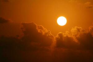 soluppgång på de himmel med Sol glans stråle passera orange moln i de morgon- foto