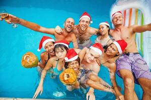 blandad tävlade grupp av nio människor fira jul i en simning slå samman foto