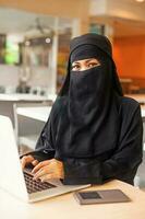 muslim affärskvinna i burka foto