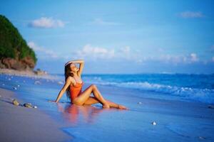 skön ung kvinna på de strand foto